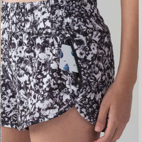 Lululemon Women's Tracker 4” Short Size 8 Black and White Floral GUC With Liner - Picture 3 of 8